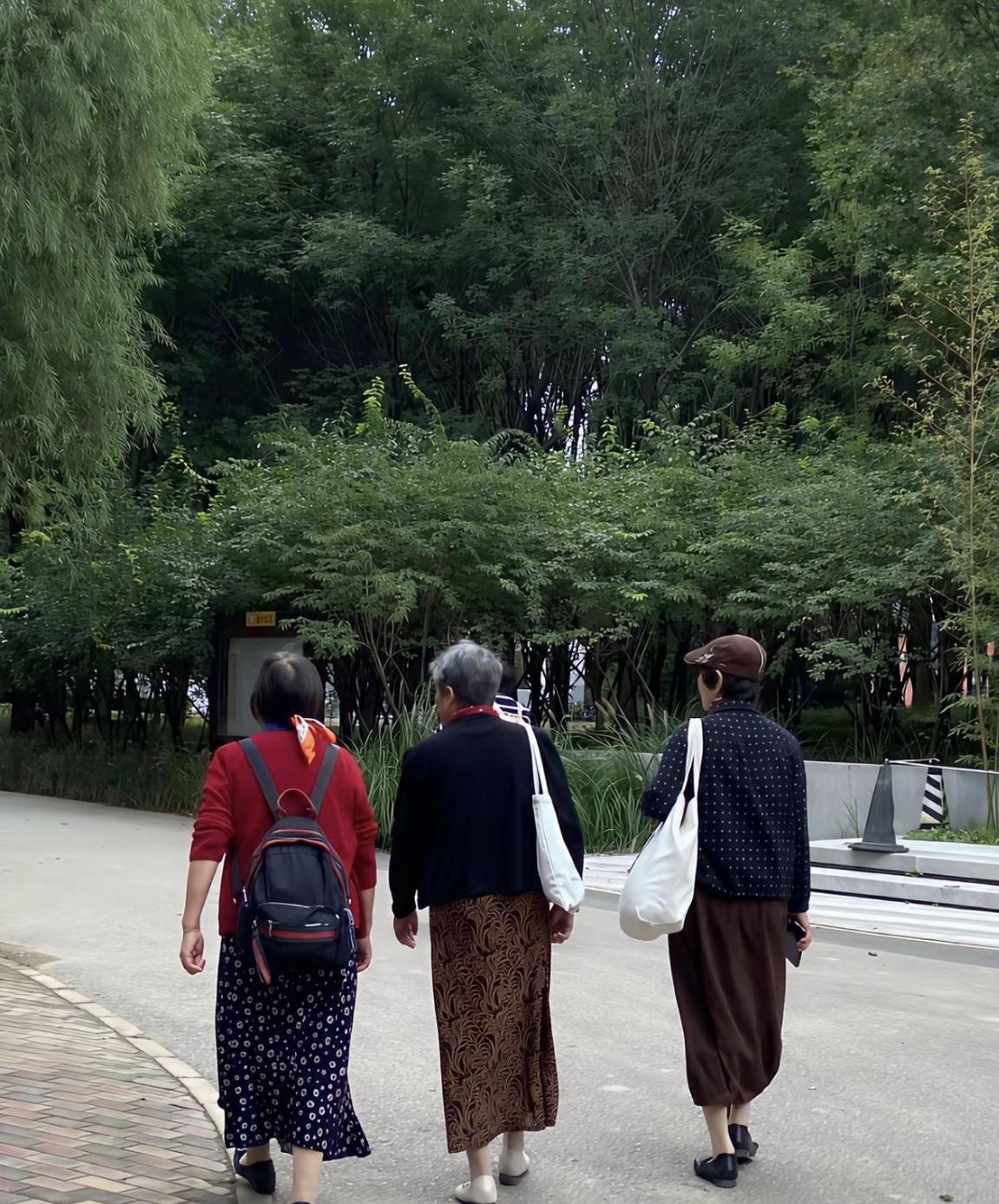 为什么年纪大的女性都不留长发了呢？[哭哭]