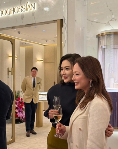 63岁关之琳现身澳门，正面看还是很漂亮，侧脸感觉有点点怪。不过，她的身材保持得很