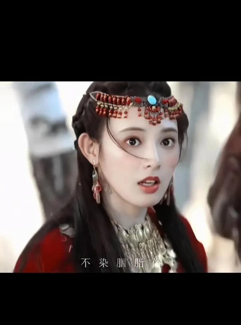 彭小苒和张予曦好像漫画里走出来的人物，五官和脸型都是无瑕疵精雕细琢的，尤其是彭小