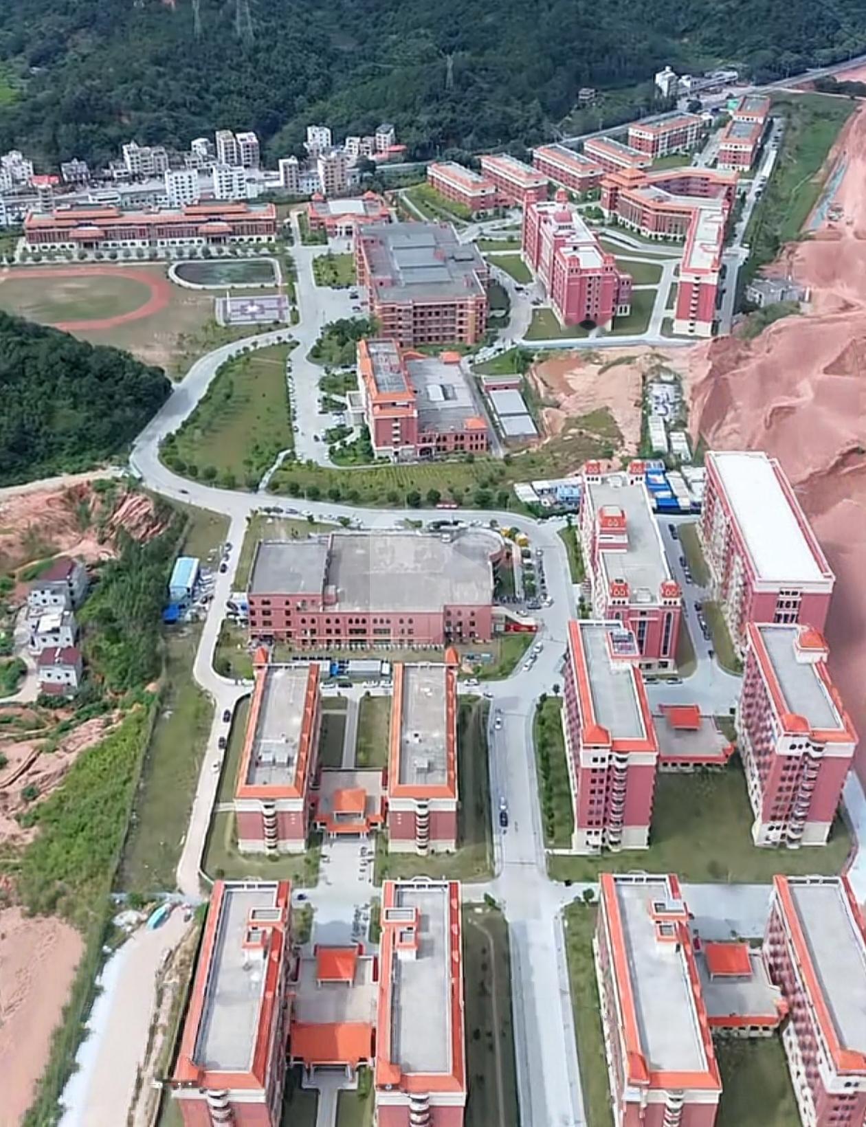 本来郁南、德庆、封开都是同一个档次的小县城，但是现在德庆比郁南、封开好多了，为什