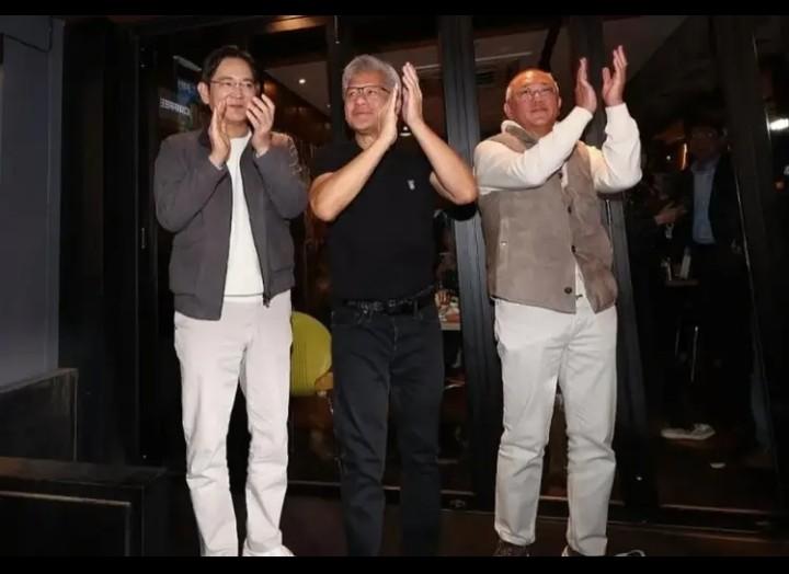 黄仁勋和李在镕在一起挺欢乐的，他们又是鼓掌又是吃吃喝喝的，两人都是富得流油的好命