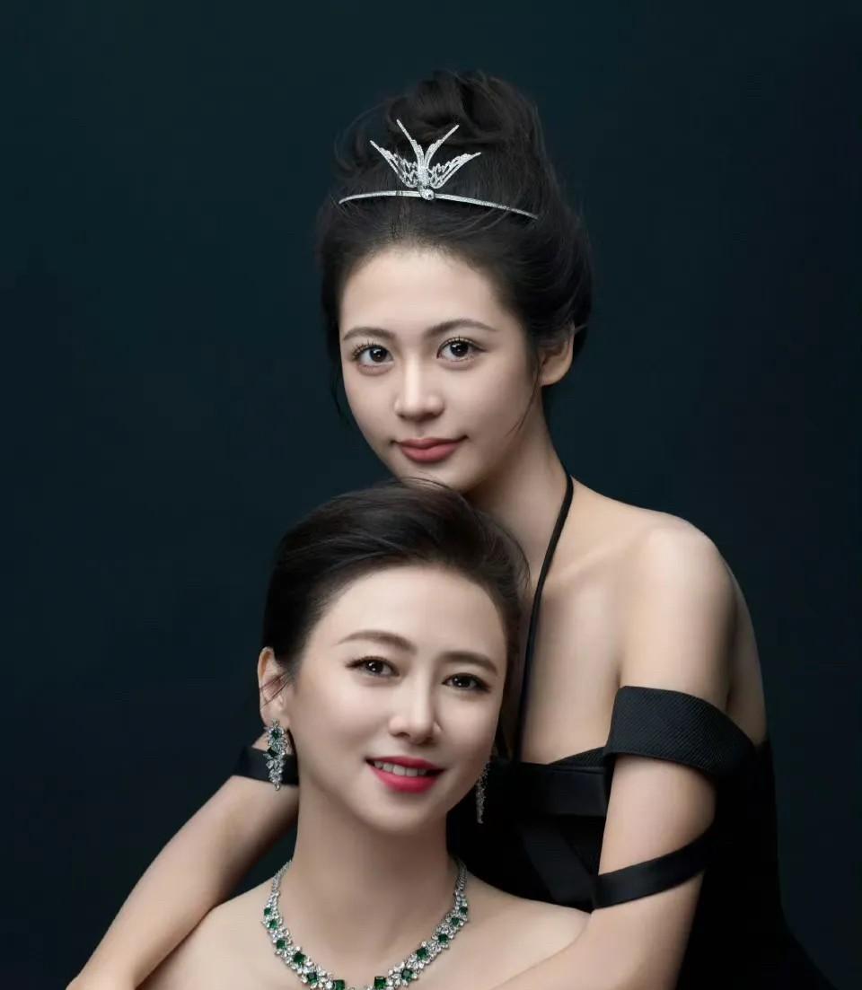 翁虹女儿的眼睛又大又圆，她的五官最美的就是眼睛了，颜值已经超越了翁虹。女儿是属