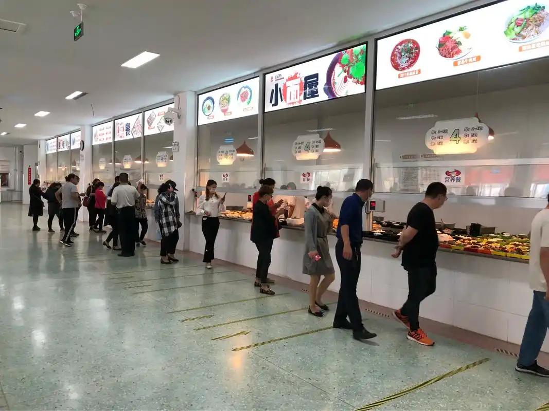 中南大学一餐20元，新生心疼哭！前几天，该校一名刚入学的学生在食堂用餐后，一看消