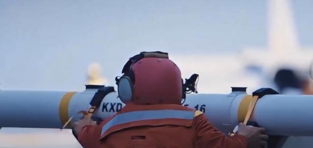 中日若开战，可千万别盲目自信！中国国防这些年进步明显，导弹舰艇等装备已达国际前