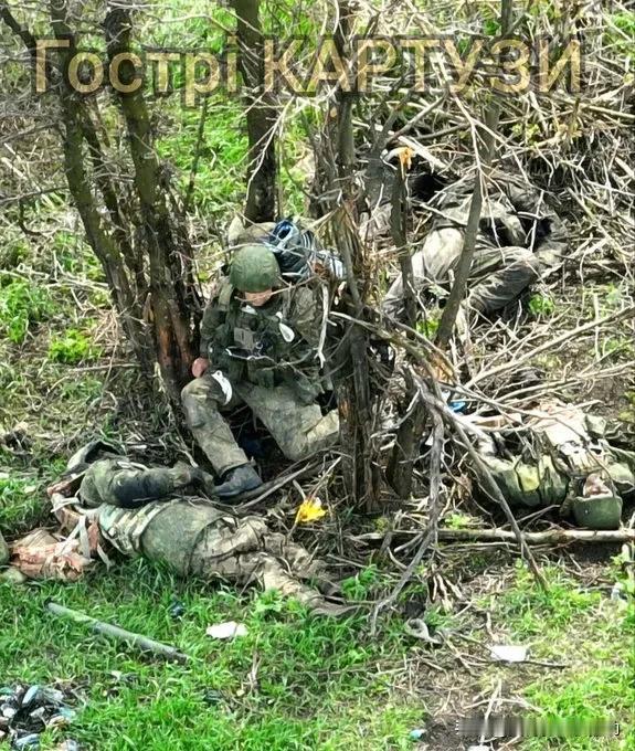 在波克罗夫斯克方向，1名士兵身边躺着被