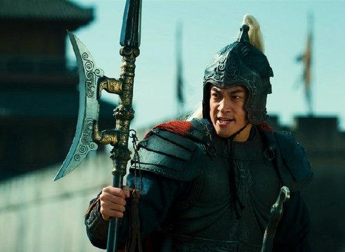 “吕布临终前，把方天画戟插进下邳城门石缝，不是示勇，是试‘松’——他伸手按住戟杆