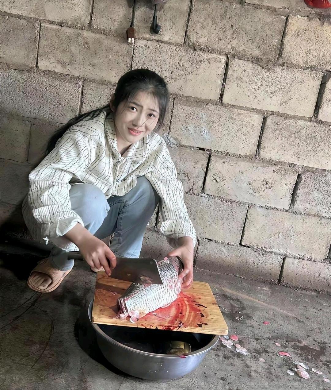 不懂就问，这样的女生值不值十万彩礼？气笑了！这杀鱼的姑娘要10万彩礼，居然有