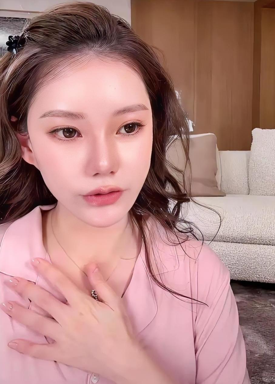 马筱梅产子后，尽显温情，照顾好老公、婆婆、继子继女的情绪，件件事情安排妥当。