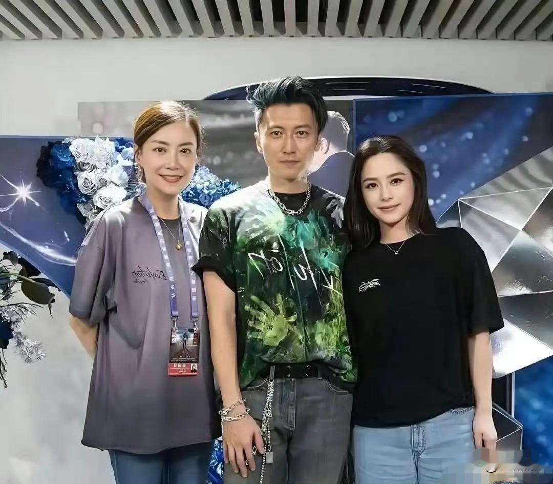 谢霆锋站在霍汶希和钟欣潼的中间，有点害羞，但很绅士，很有边界感。