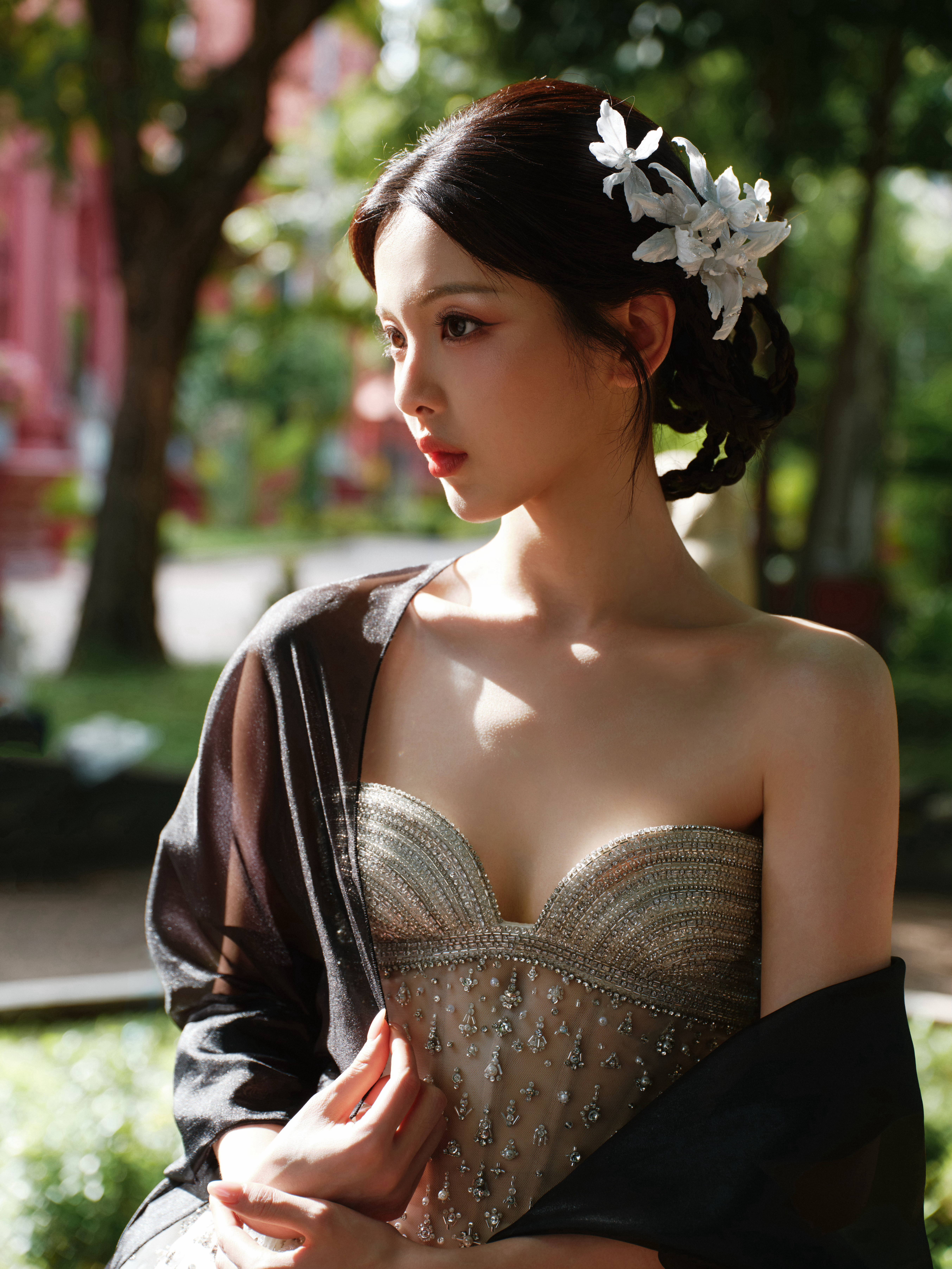 杨超越.黑白碰撞的礼服造型，碎钻散落裙身，白花点缀发髻，古典氛围感直接拉满。#杨超越亚洲电影节红毯#