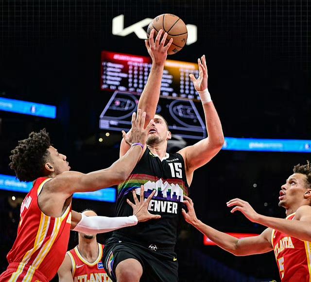 新鹰王空砍三双，约老师强势逆转。老鹰战掘金，首节8记三分把约基奇射懵了，胖子见