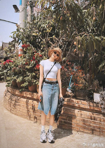 宋茜小金毛的西双版纳之旅不是小狗，是金发美人宋茜化身小金毛，在西双版纳的春日里肆