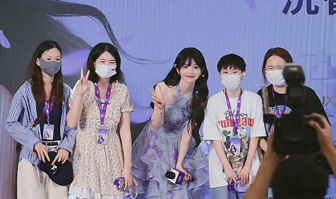 我靠田曦薇美得无可挑剔又高又瘦头小脸小跟粉丝合照还会弯腰🥺​​​