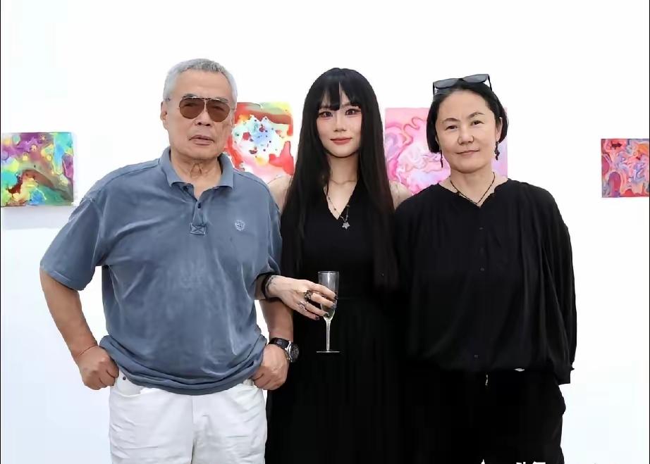 窦佳嫄画展，来的人不少，可眼尖的都发现了——窦唯家的人，一个都没出现。这
