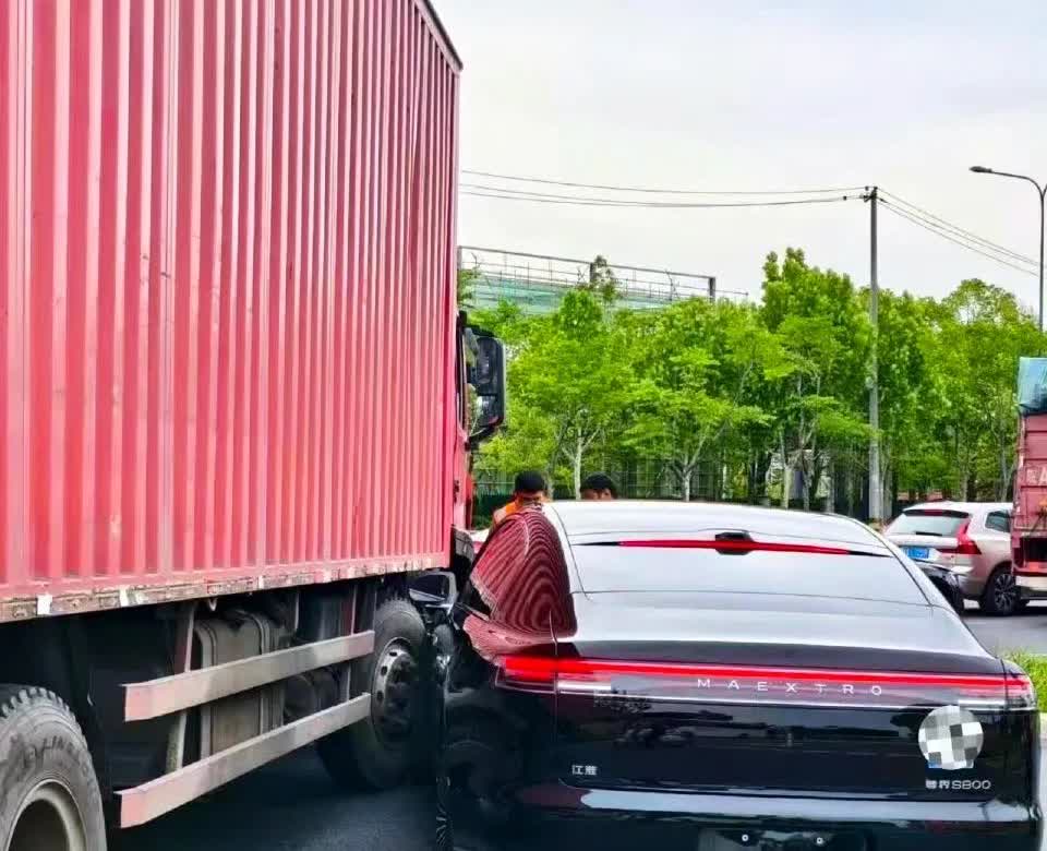 这估计是尊界S800全国首撞吧求这时候大车司机心理阴影面我就