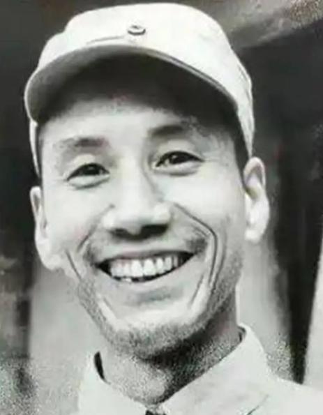 1941年，国军团长准备投奔新四军，谁知夜里却被暗杀，被捅了3刀，却没死。杀手走