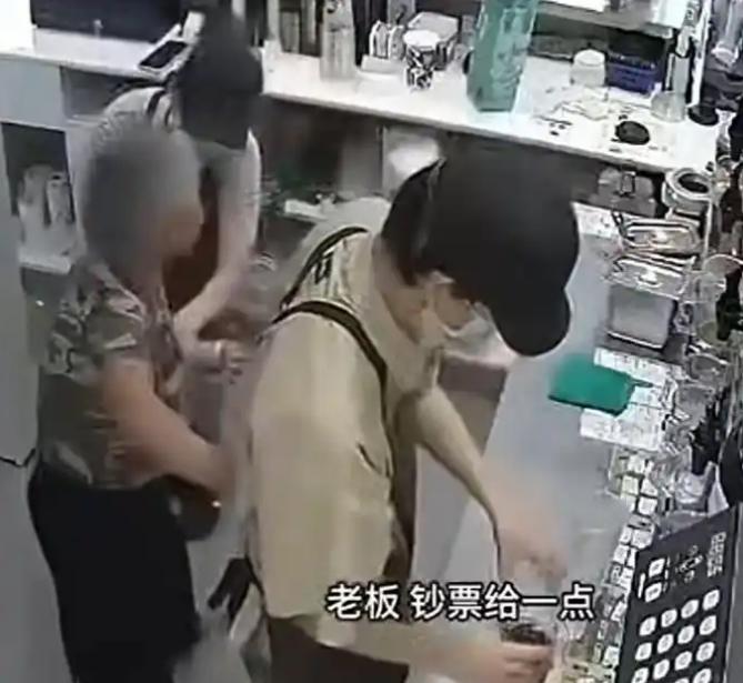 浙江，一位老奶奶进店不要奶茶，直奔男店员要钱。被拒绝后，她直接上手死死抱住小