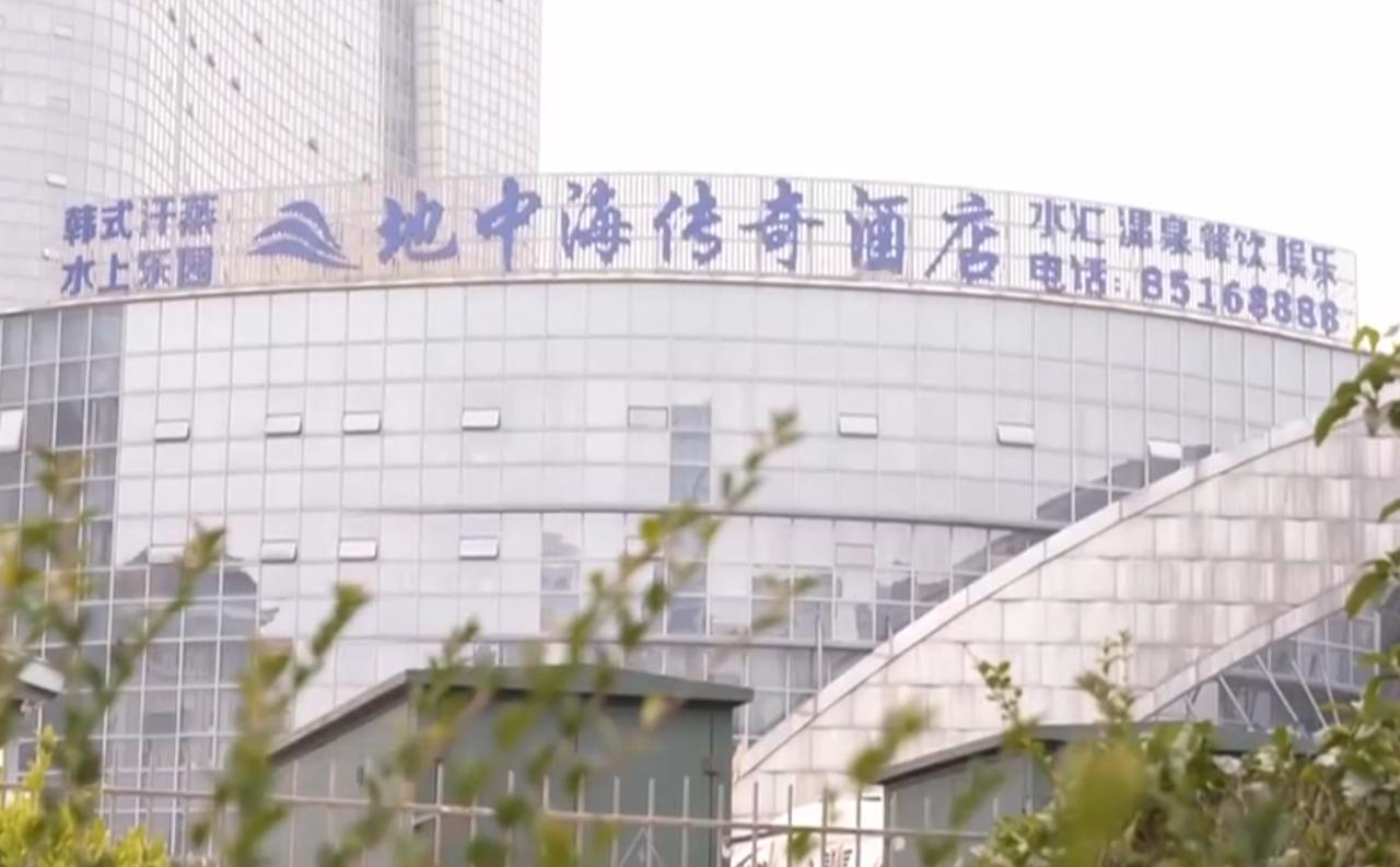 12月6日，熊女士一家四口到贵阳市地中海传奇水汇泡温泉。陪着孩子在游乐场玩了一会