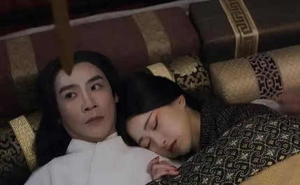 公元前238年，秦王嬴政下令车裂嫪毐，还有他和赵姬生下的两个孩子也不放过，这时的