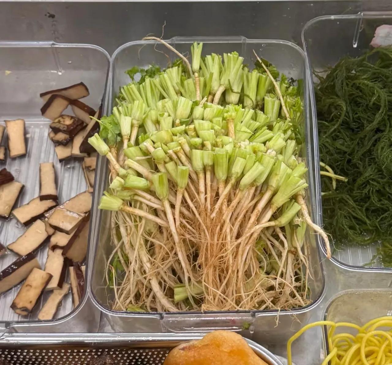 发现一件非常有趣的事，原来很多人不知道茄子的把和香菇的根非常好吃。其实关于一些