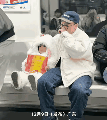 笑不活了！广东潮汕，男子去接幼儿园女儿放学，看到女儿得了奖状就夸了两句，没想到，