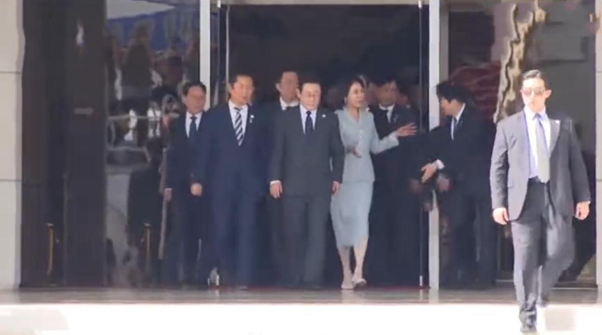 韩国第一夫人陪伴李在明前往纽约！9月22日韩国夫人金惠景亮相机场，挽着总统老公的