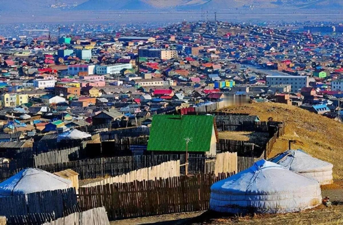 现在蒙古国人会不会后悔当年独立？实际上他们后悔了，后悔没把内蒙一块拿走。从1