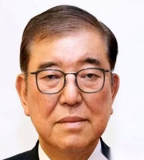 日本前首相石破茂，当着一屋子政客的面，直接把一个所有人都回避的问题，扔在了桌上。