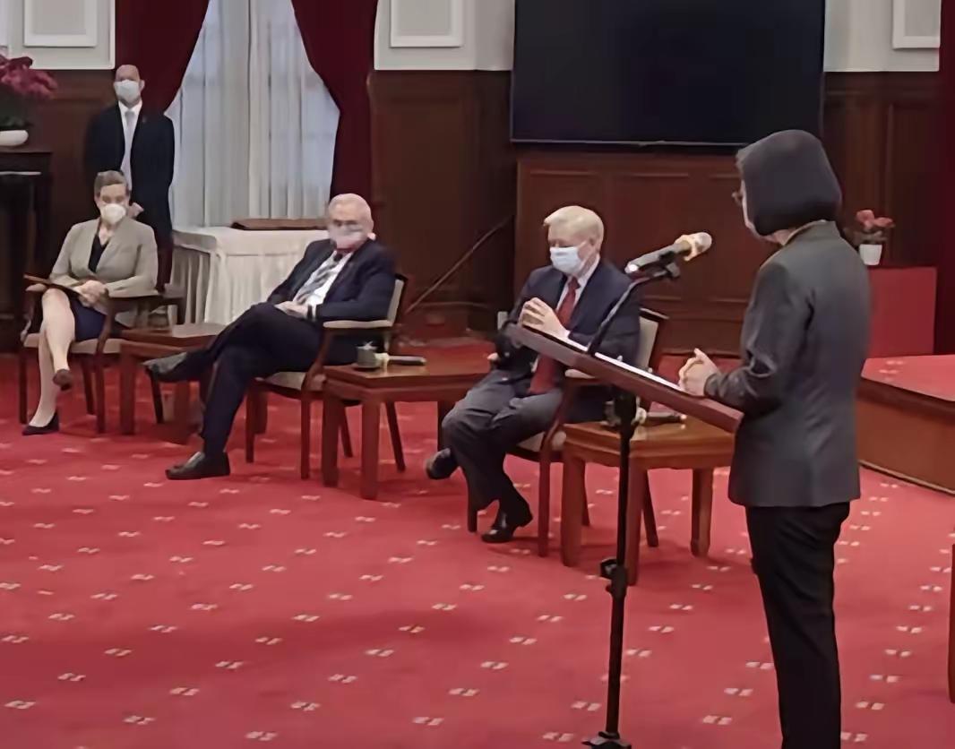 两张照片，两副面孔。前者正襟危坐，双手交叠，姿态谦和克制，满是对外交礼仪的敬畏与