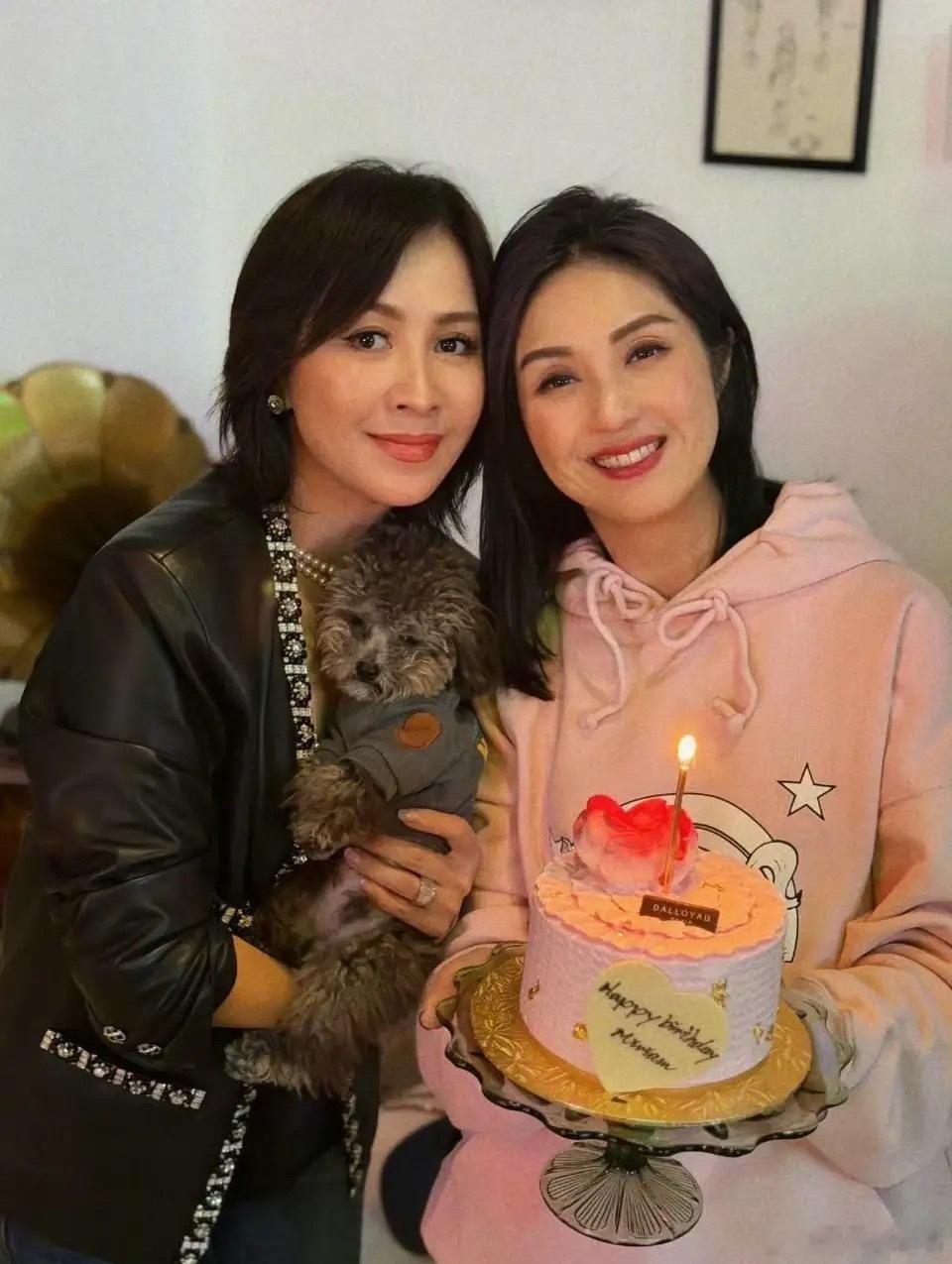刘嘉玲抱刚养的狗狗为好闺蜜杨千嬅庆生。今年52岁的杨千嬅穿着粉色卫衣看上去保养很