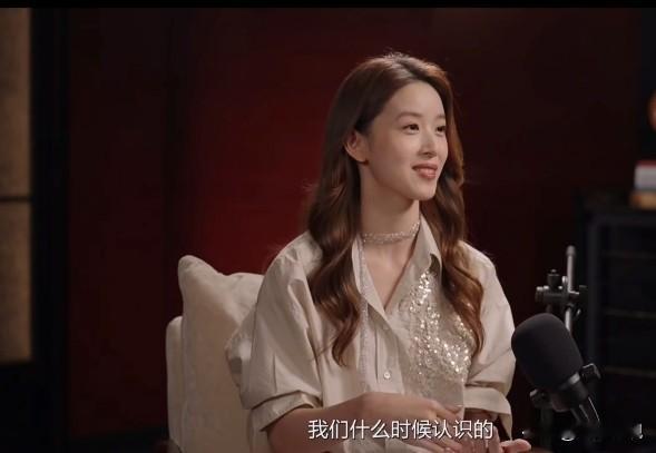 看完章泽天何超琼对谈：终于懂了什么是「顶级圈层的差距」一个32岁，温柔松弛、被善待长大的新生代；一个