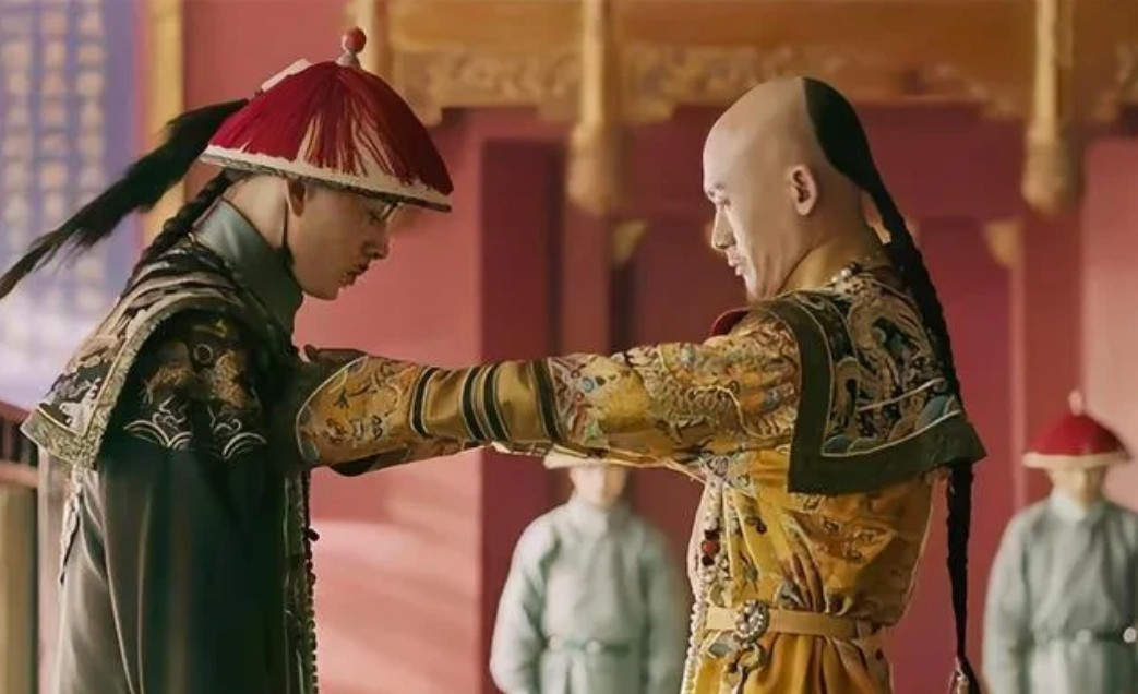 当上皇帝后，乾隆很早就定下规矩：皇室宗亲，包括自己的亲兄弟，都不能碰核心权力