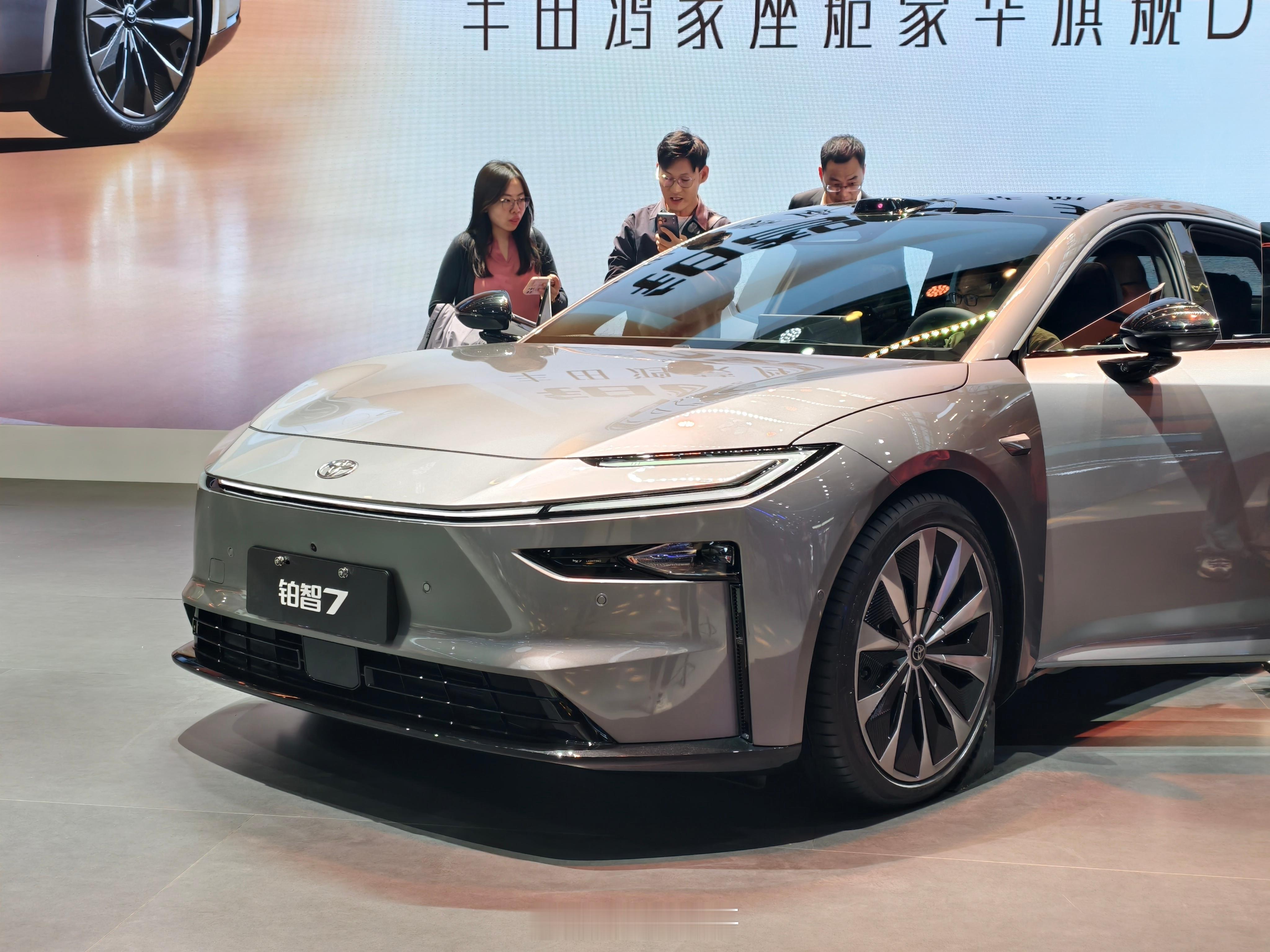 铂智7，同事说侧面角度很像皇冠Sedan，能看出比较明显的差别应该是车头的长度了