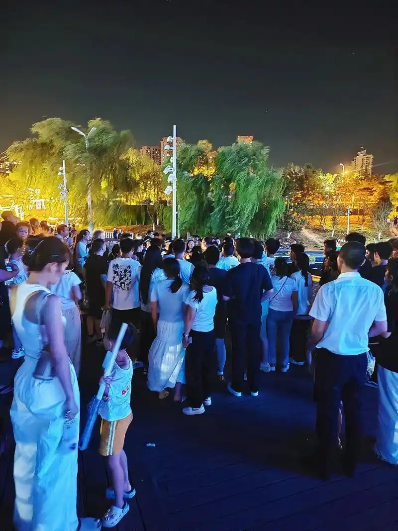 中国是不是啥都爱凑热闹啊？