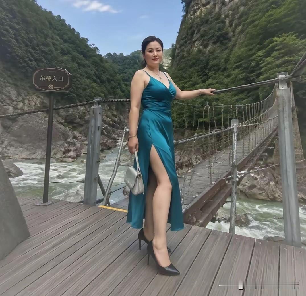 我今天在网上看到一个段子非常的有意思我现在分享给大家体面三件套：考研考编