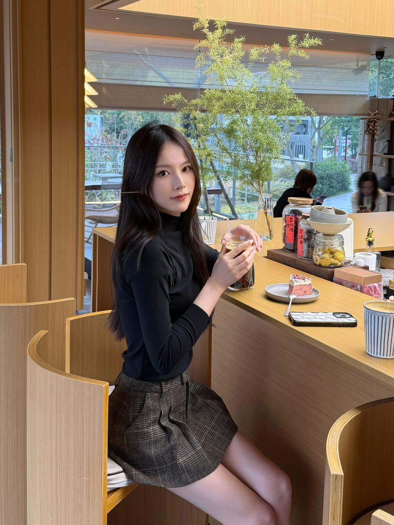 什么样的女人,最有魅力?在咖啡馆享受悠闲时光，品尝美味甜点，生活如此美好。😊