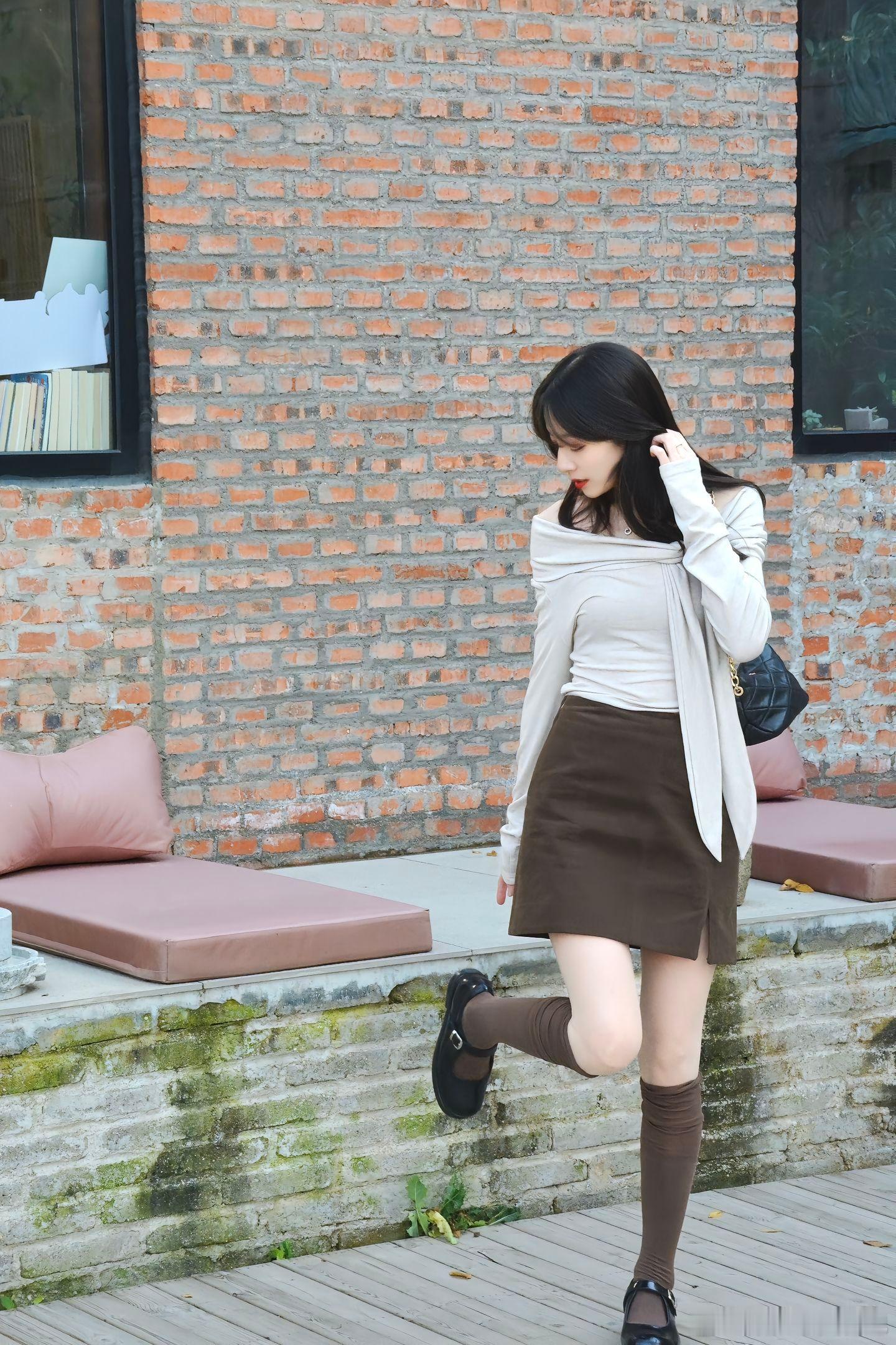 轻熟女神范儿一字肩的好处就是位置可控，保守和性感之间随意切换美女绘梦长廊