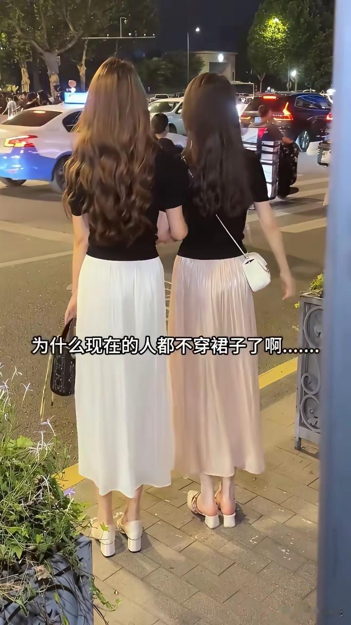 看到她俩，我脑海里只有亭亭玉立，实在想不出其他词了