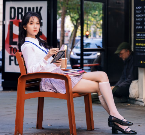 学妹陈都灵清纯校园风装扮美腿穿短筒白丝​​​