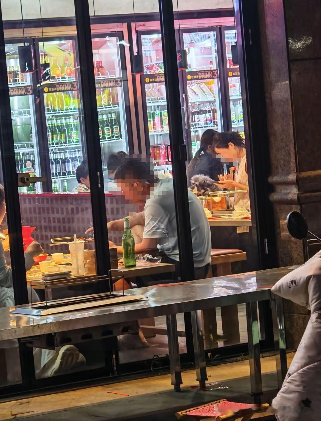 狗上桌，这次轮到江苏连云港的绿地三只羊羊肉串(赣榆店)了。依然还是狗主人带狗进店