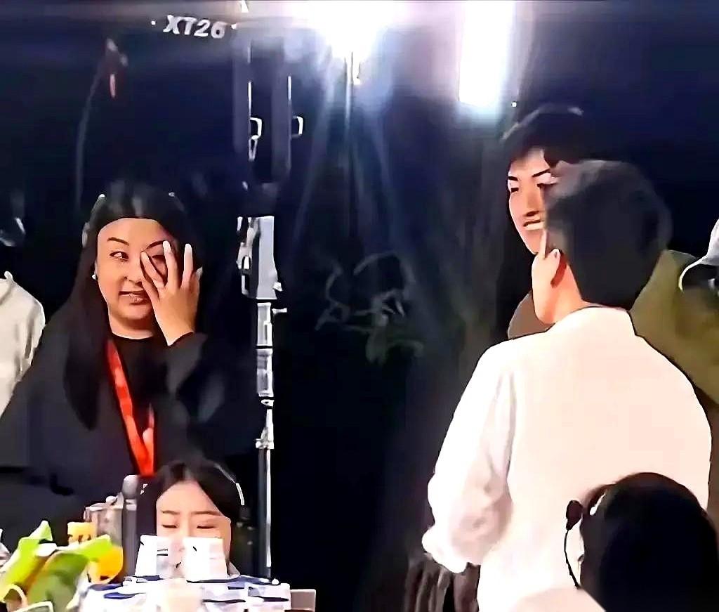 跨年夜，直播后台的灯一盏盏暗下去，董宇辉对着角落里扛了一天机器的成林，就说了一句