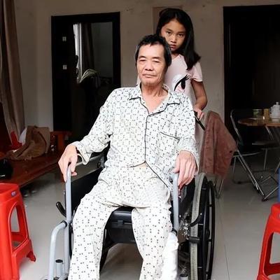 广东一男子在医院陪护流产的妻子，正当他为失去孩子而沮丧时，却在医院附近的