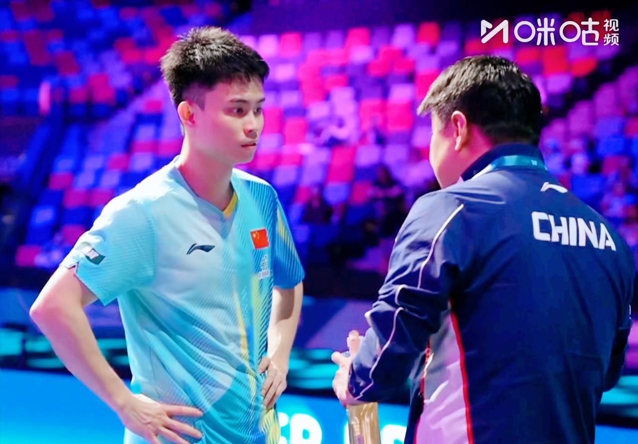 我去！世界杯王皓指点周启豪，全程被收音了，以后国乒还有秘密吗？王皓说：你不