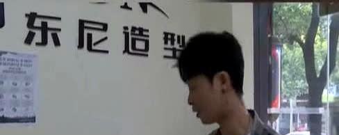 “英国人讹到中国来了？”6月6日重庆，一男子的理发店开了7年，突然被英国的一家公