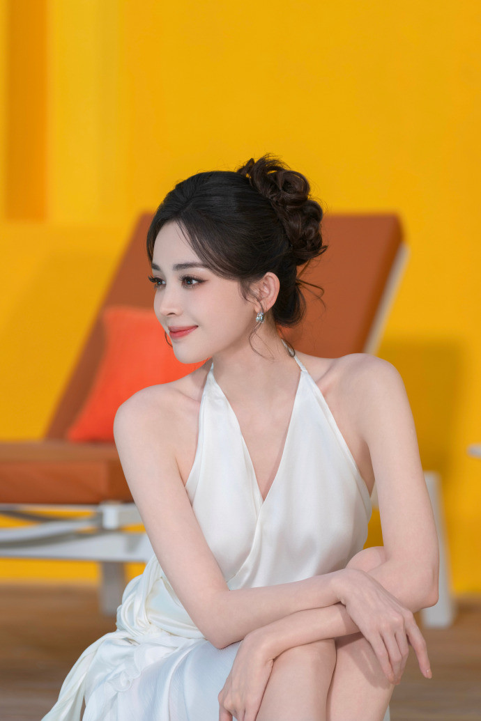 娜扎阳光泳池和白裙提前过夏天的娜扎提前过夏天的娜扎，娜扎阳光泳池和白裙，咱