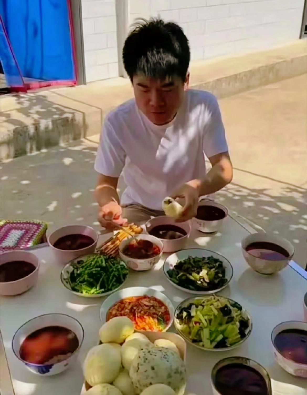 别光眼红董宇辉32岁身家过亿了，咱先看看他有个多给力的老爸！董宇辉刚直播那会