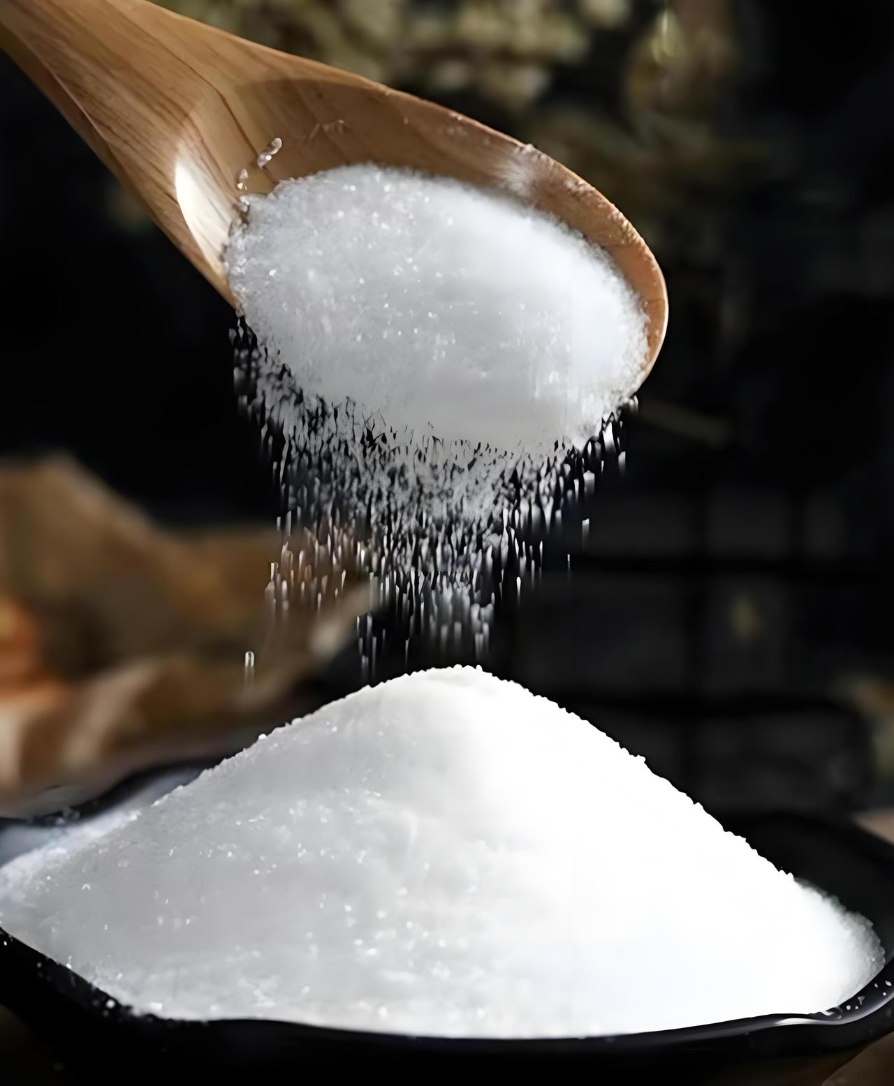 没想到，每天入口的食盐，竟有如此多的妙用一、厨房清洁1.菜板发黑有异味：
