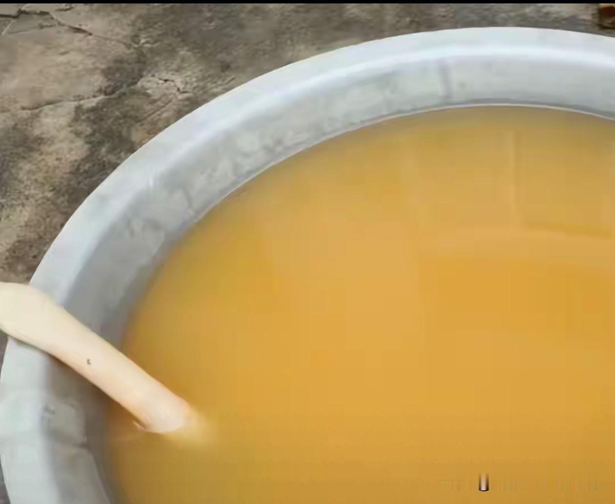 离谱！山西一村自来水看着干净，接桶直接变黄发臭，村民只能买桶装水，村民反映一个多