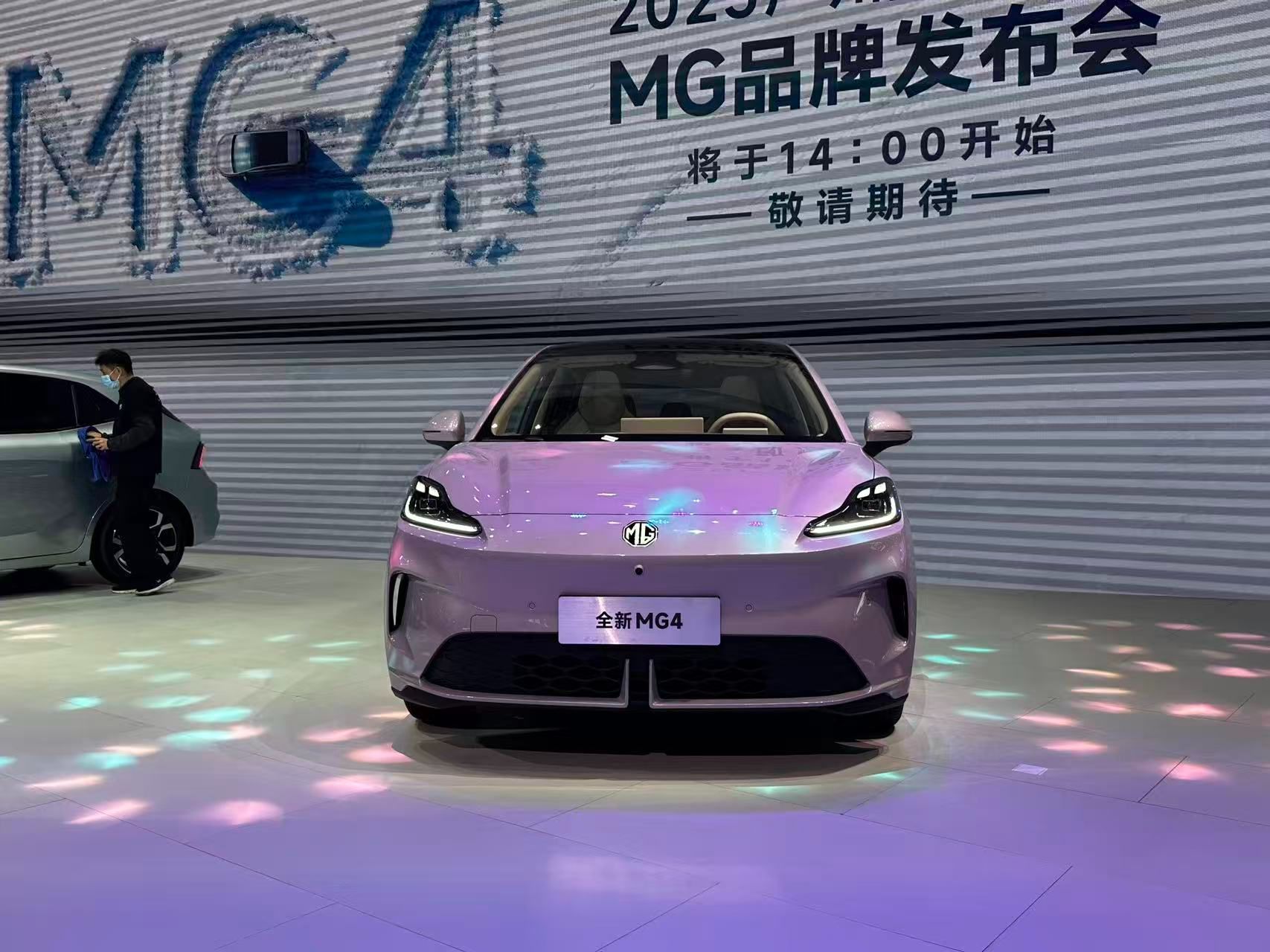 广州车展上，MG4的半固态电池被极限挤压+暴力穿刺后，都变形了别说起火冒烟都没有