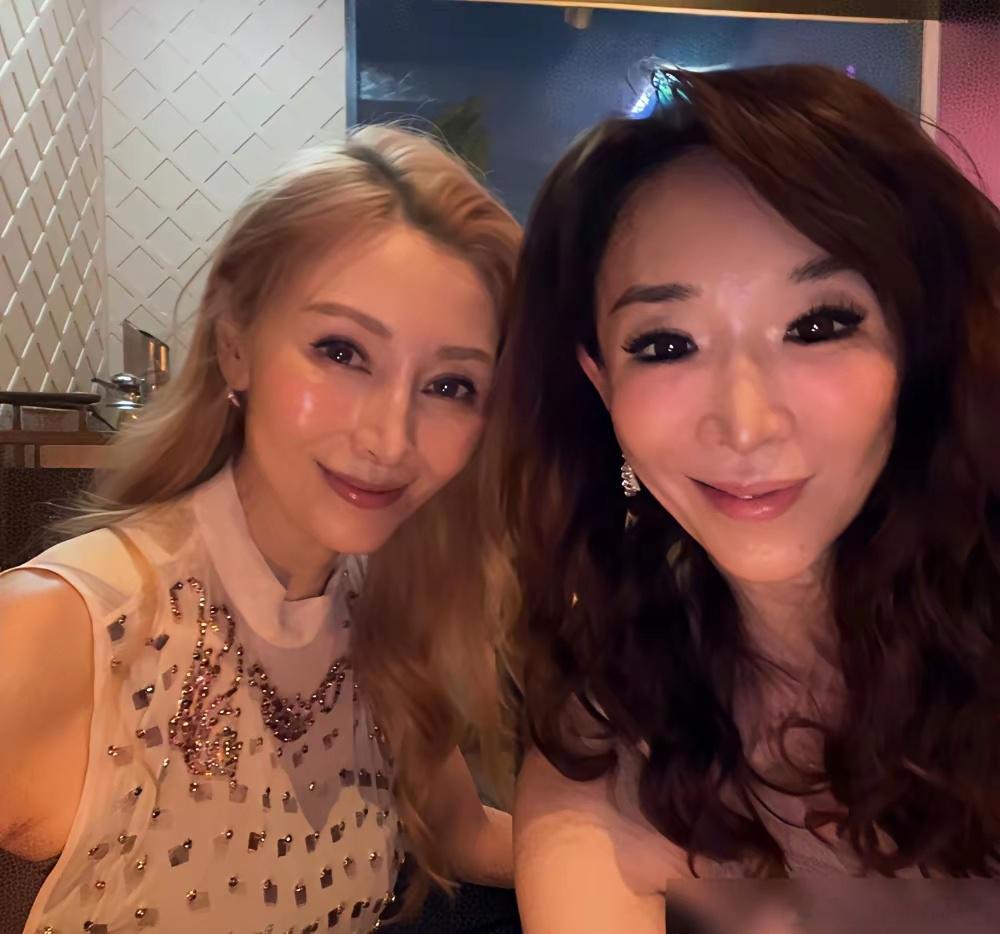 56岁的李嘉欣，终于懂了她的脸为何不垮。都说她是老天爷赏饭吃，可港媒一扒，哪有什